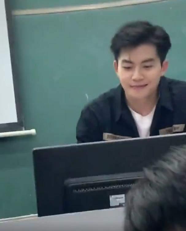 男明星网红口罩照片高清,揭秘男明星网红高清口罩照风采